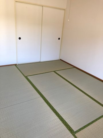 サンライズコーポの和室|和室ならではの温かな和の空間で寛ぎの時間を過ごせます