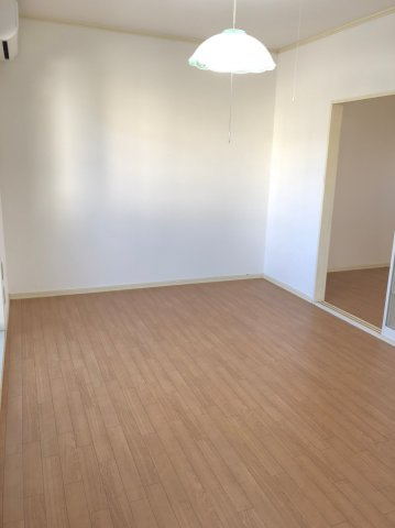 サンライズコーポの洋室|落ち着いた色調の洋室です