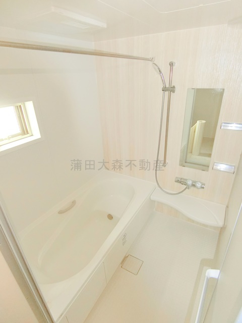 Kolet蒲田南＃08の浴室|窓と追焚+浴室乾燥機付きのお風呂　バスルーム