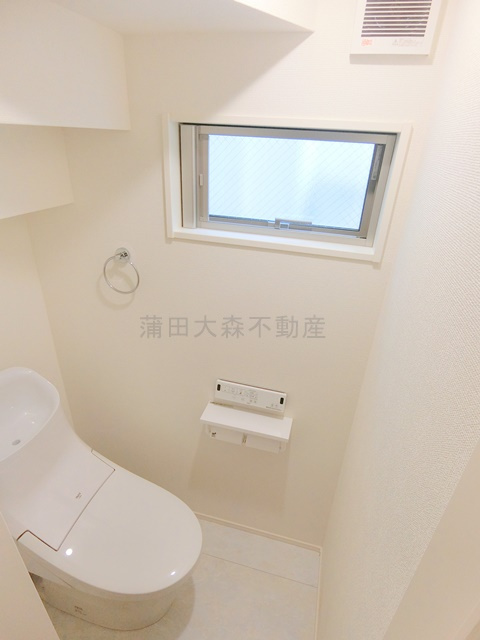 Kolet蒲田南＃08のトイレ|1階窓と温水洗浄便座付きのトイレ