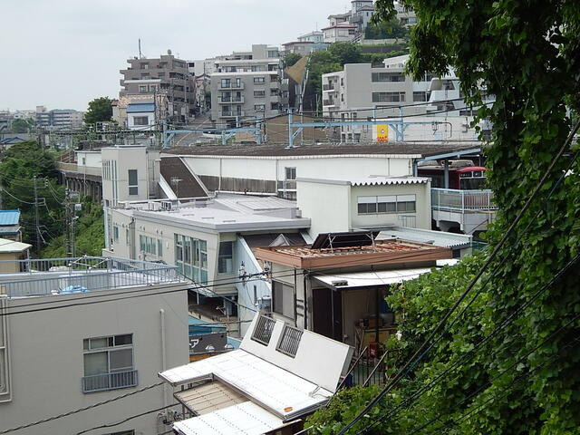 敷地内から富岡駅が見えます。