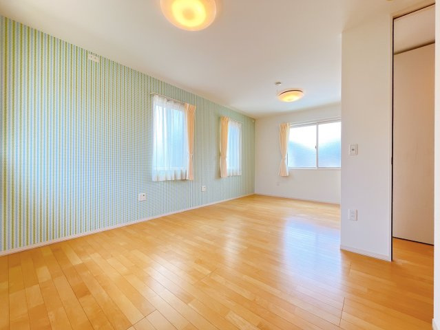 【洋室】 | 高崎市並榎町　中古住宅 | 窓からそそがれる暖かみのある明るい空間。広々としたプライベート空間で自分の時間を楽しめます。フローリング仕様で普段のお掃除も楽々です。