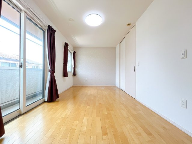 【洋室】 | 高崎市並榎町　中古住宅 | 清潔感ある壁紙と温もり溢れる床材が調和した洋室。毎日の生活を少しでも快適に過ごして頂ける様、飽きの来ない雰囲気がたまりません。