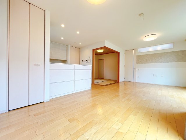 【居間・リビング】 | 高崎市並榎町　中古住宅 | 気がづけば家族が集まって楽しい会話と食事が始まる。皆で笑って過ごす幸せ溢れるリビング。