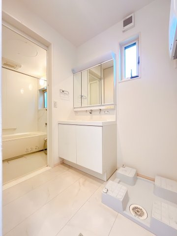 【独立洗面台】 | 高崎市並榎町　中古住宅 | 忙しい朝でも収納力のある洗面台で効率良く身支度ができます。大きな鏡で身だしなみチェックも。たくさんものを収納できるので水回りを清潔にきれいに保てます。