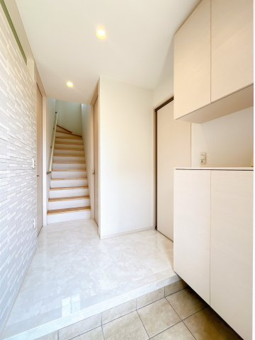 【玄関】 | 高崎市並榎町　中古住宅 | 住まう人の帰り、訪れる人を優しく迎える安らぎに満ちた空間　上質感あふれるエントランス