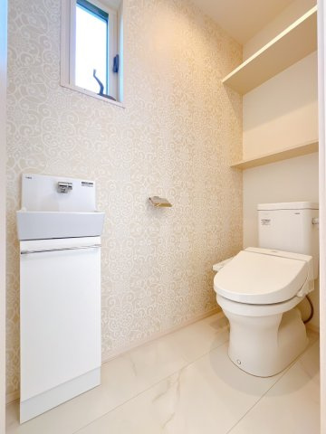 【トイレ】 | 高崎市並榎町　中古住宅 | 清潔感にあふれた空間と機能的な洗浄装置。毎日何度も使う場所だから快適に。便利に。