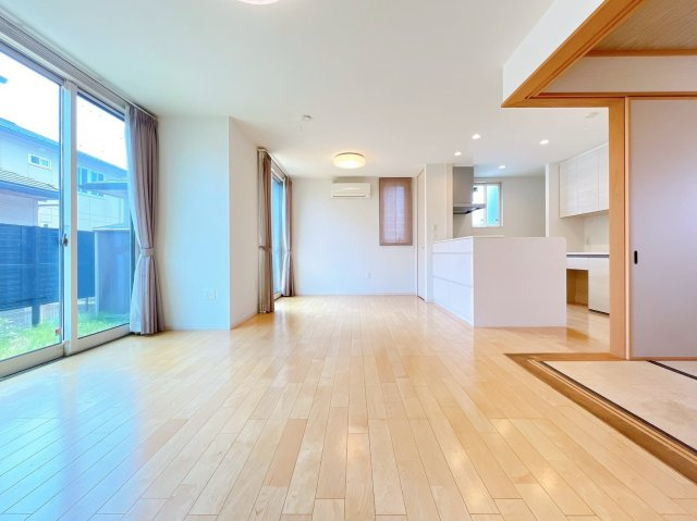 【居間・リビング】 | 高崎市並榎町　中古住宅 | 窓からのあたたかい光をあびながらの朝食。今日も一日がんばれそう！と思えるリビング。