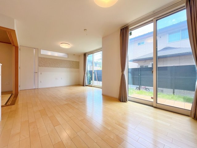 【居間・リビング】 | 高崎市並榎町　中古住宅 | 窓を開けるとスッーと爽やかな風を感じるリビング。家族の笑顔が集まる幸せな空間。