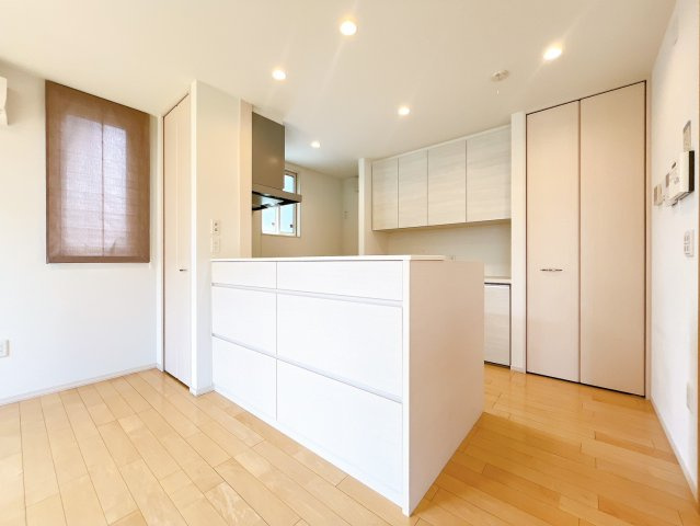 【居間・リビング】 | 高崎市並榎町　中古住宅 | 窓から差し込む陽光がリビングでくつろぐ家族を暖かく包み込みます。光溢れる空間で子育てする喜び。生活の中心となるLDKで贅沢な時間を家族とお過ごしください。