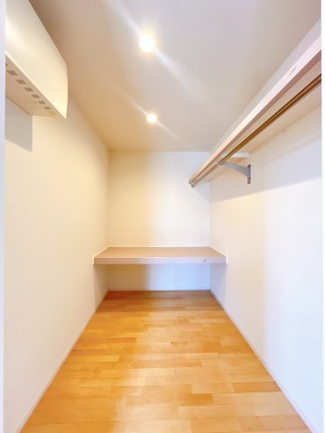 【収納】 | 高崎市並榎町　中古住宅 | 何度も読んだお気に入りの本、大切な人にもらったバック、子どもが描いてくれた似顔絵。まとめて大事に閉まっておける広々収納 