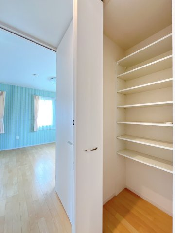 【収納】 | 高崎市並榎町　中古住宅 | 大切な人にもらったプレゼント、子どもが描いてくれた似顔絵、何度も読んだお気に入りの本、。まとめて大事に閉まっておける広々収納。