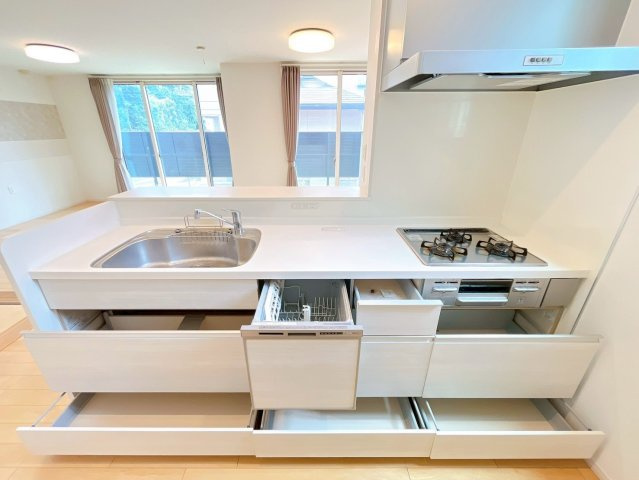 【キッチン】 | 高崎市並榎町　中古住宅 | お料理をしながら家族との会話が楽しめる対面キッチン。リビングで遊ぶお子様を見守りながらお料理が出来ます。出来上がったお料理や後片付けを手伝ってもらうなど家事分担ができます。