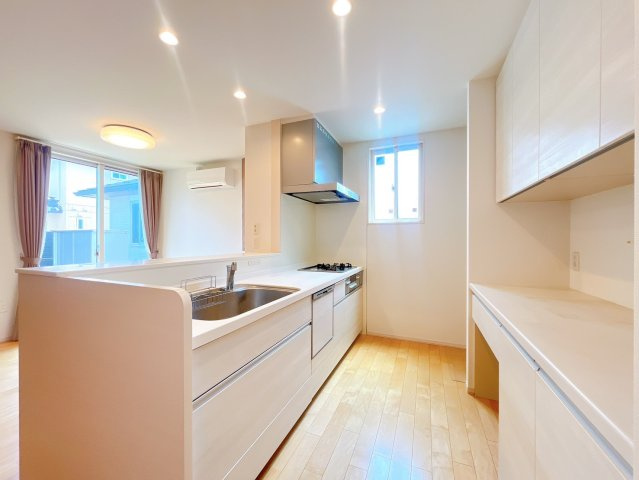 【キッチン】 | 高崎市並榎町　中古住宅 | 家族でクッキング。皆で楽しく作るお料理は愛情たっぷりのごちそうに。キッチンで過ごす家族時間はプライスレス。