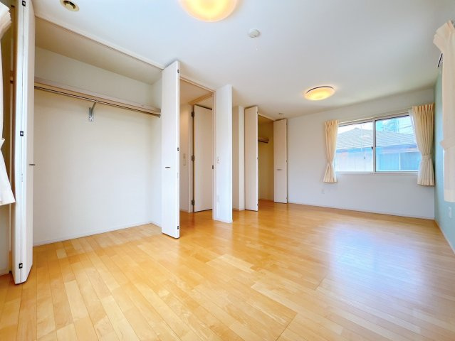 【洋室】 | 高崎市並榎町　中古住宅 | 広さはお子様の勉強部屋にも適した広さ！
勉強机や本棚などの家具を置いてもフリースペースも確保することができます。