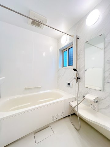 【浴室】 | 高崎市並榎町　中古住宅 | ほどよい優しいライトに包まれたバスルーム。香りの良いバスソルトに身をまかせ、浴槽でゆっくりと深呼吸。一日の疲れが癒されます。