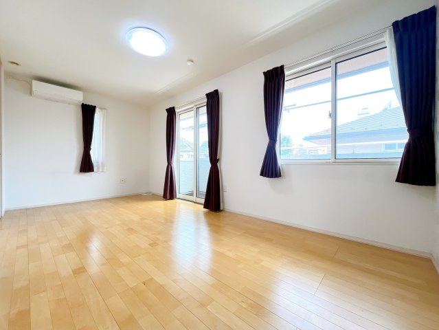 【洋室】 | 高崎市並榎町　中古住宅 | 「どんな家具を置こうかな」とワクワクする。好みのこだわりのお部屋にしてじぶんだけの部屋でゆったりと寛げます。