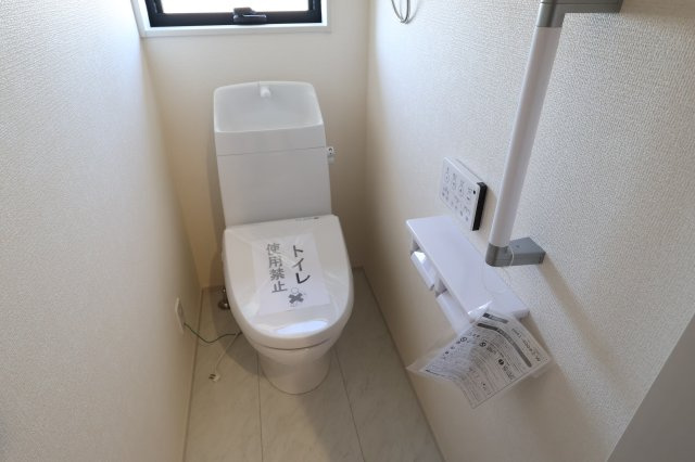 《仲介手数料無料》西区大字宝来369-1新築一戸建てリーブルガーデンのトイレ