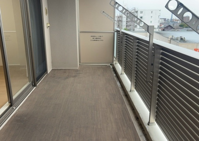 【バルコニー】 | オハナ橋本 | バルコニーは、室外の専用スペースのうち、「屋根がなく開放された空間」であるものを指します。ベランダより広いタイプのものが多く、日当たりもよいため家庭菜園などを楽しみたい人にとって適した環境となります。
