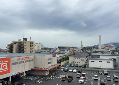 【展望】 | オハナ橋本 | 眺望の良さを楽しめるダイニングキッチンで家族団らんの時間を過ごしてはいかがでしょうか。バルコニーから見える景色を家族で眺める時間は、時間が経つのを忘れてしまいそうですね。是非、現地を見に行きましょう！