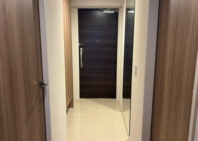 【玄関】 | オハナ橋本 | 玄関は家の顔でもあり、家族以外の目にも止まる場所です。玄関は外との間を仕切る扉、靴などをしまっておく収納スペース、靴脱ぎのたたきスペース、来客とのやり取りをするドアホンなど複数のアイテムからなります。