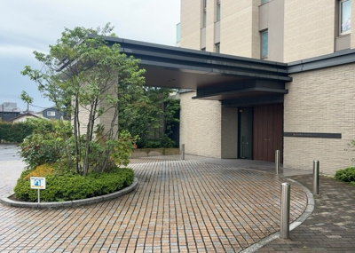 【エントランス】 | オハナ橋本 | マンションのエントランスには、もともと風よけや防犯の役割がありますが、マンションによって宅配ボックスなどの設備が備わっている所もあります。日々の生活をイメージしながら生活しやすさをチェックしましょう。