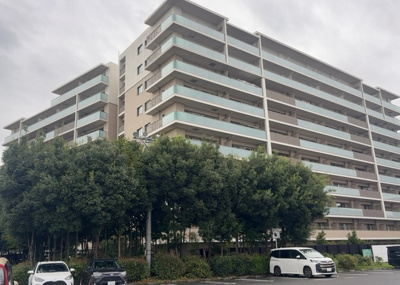 【外観】 | オハナ橋本 | 外観はマンション管理がされているかの目安になります。築年数が古いと、壁面は劣化してひび割れが生じることも！建物が古びていても細かいところが修繕されていると、きちんと管理されているなぁと感じるでしょう。