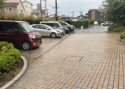 【駐車場】 | オハナ橋本 | 駐車場と明記されていても、最小スペースでつくられた駐車場だと大型車は駐車できなかったり、出入りしにくくなったりする可能性があります。お車のサイズと購入したい物件の駐車場のサイズを現地で確認しましょう。