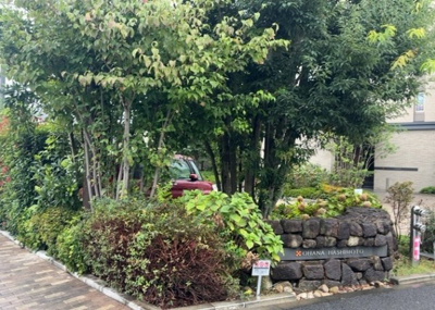 【庭】 | オハナ橋本 | 物件によっては、入居者が個人的に使用できる専用庭がついているものもあります。また、住宅の中にある土間の部分を庭と呼ぶこともあります。庭の用途は住む人によって変わり、それによってデザインもさまざまです。