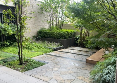 【中庭】 | オハナ橋本 | 中庭（パティオ）とは、一つの建築物の内部に設けられた、壁などで囲われている庭のことを指します。コの字型、ロの字型が主流ですが、L字型の中庭もあります。最近では、インテリア性の高さからも人気があります。