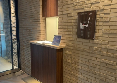 【受付】 | オハナ橋本 | 受付はマンションコンシェルジュがいる場合もあれば、管理人が滞在する小部屋を総称して呼ぶことがあります。主にエントランスに設置されていることから、防犯面でも期待ができます。防犯設備がない場合はより安心！