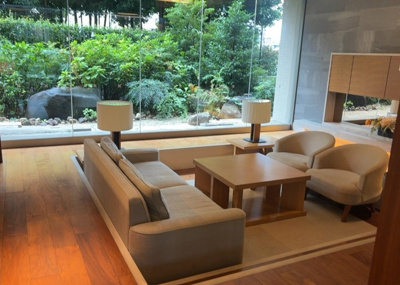 【ロビー】 | オハナ橋本 | ラウンジは、マンションの共用スペースに椅子やテーブルなどを配置した利用者が寛げる空間です。屋内型ラウンジと屋外型ラウンジがあります。共用部分の管理状況と合わせて、詳細については現地でご確認ください。