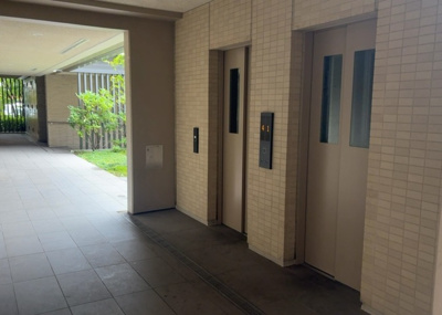 【その他共用部分】 | オハナ橋本 | 共有部分は、住民なら誰もが使える設備のこと。例えば駐車場やエレベーター、インターネット設備、セキュリティ設備などがあります。他にも、マンションの廊下・外部階段やエントランス・ゴミ置き場などがあります。