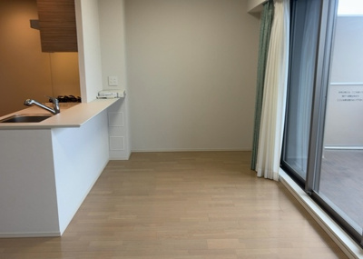 【ダイニング】 | オハナ橋本 | ダイニングは、食事や家族の団らんスペースとしてだけではなく、ほかの用途としても使用することができます。ダイニングテーブルを置き、食事のためのスペースを作ることでリビングとの差別化を図ることができます。