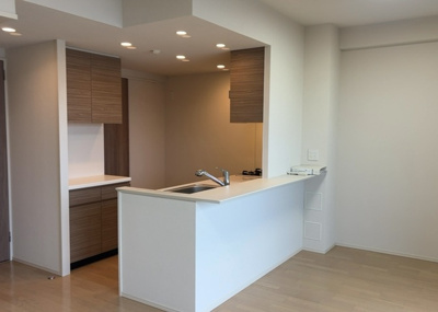 【キッチン】 | オハナ橋本 | L型アイランドタイプは、キッチンからダイニングにもリビングにも目が行き届くので、とても使いやすい配置です。L字型独立タイプは、キッチンを独立させてるためLDKというよりもLDといった様なイメージです。