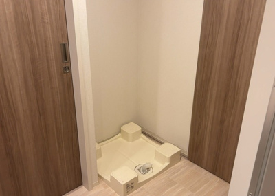 【ランドリースペース】 | オハナ橋本 | ランドリースペースも気になります。洗濯機置場があり「洗う、干す、取り込む、アイロンがけ、たたむ」など、洗濯に関する家事をするための空間です。広さや収納など付帯設備も含めて、詳細は現地でご確認ください。