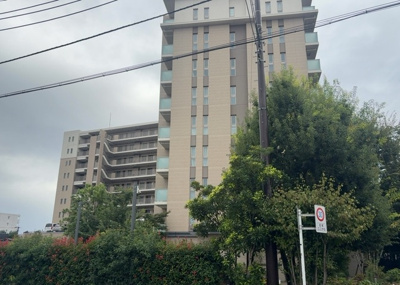 【外観】 | オハナ橋本 | ＲＣ造、Reinforced Concreteは直訳すると補強されたコンクリートです。主に柱や梁・床・壁が鉄筋とコンクリートで構成おり、鉄筋を組んだ型枠にコンクリートを流し込んで固めたものを指します。