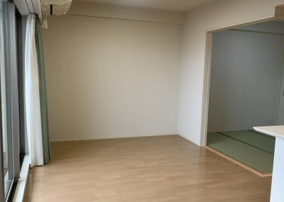 【居間・リビング】 | オハナ橋本 | リビングの間取りの種類は大きくわけてリビングとダイニングが別になっているタイプ、リビングダイニング一体型です。どちらも一長一短ですので、家を選ぶ時はその両面をチェックして決めるようにしましょう。