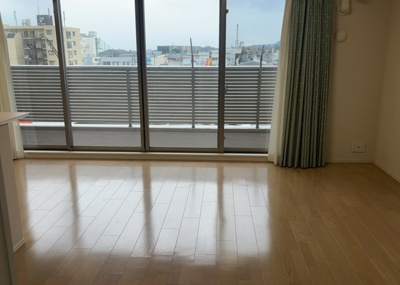 【居間・リビング】 | オハナ橋本 | 直線タイプはLとDKを一直線に並べた形で対面キッチンのタイプです。一般的なのでよく見かけるかもしれません。直線タイプに似た直接アイランドタイプは、キッチンとダイニングの間に壁がない分広く感じられます。