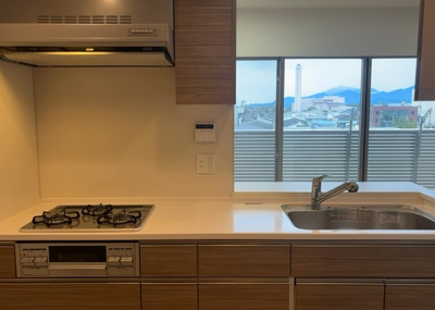 【キッチン】 | オハナ橋本 | 標準的なシステムキッチンの横幅は、165cm～300cm程度です。2100・2400・2550・2700などミリ単位で表記されます。普段どのように料理をするのかを想定しながら合ったサイズを選びましょう