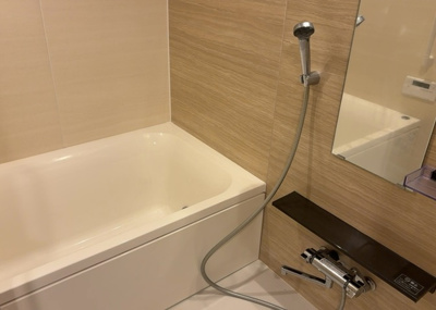 【浴室】 | オハナ橋本 | 入浴時の快適さも大事なことですが、綺麗な状態を維持できなければ気持ちよく入浴できません。毎日の掃除が楽という点は大事なポイントになります！カビが生えにくく掃除がしやすい、壁や浴槽を選ぶといいでしょう。