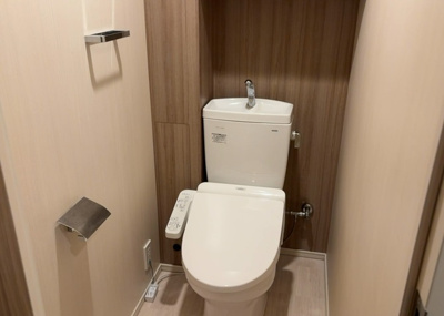 【トイレ】 | オハナ橋本 | トイレは大きさや形、機能、抗菌性などが異なる多種多彩なタイプが各メーカーから出ています。それぞれに良さがあるため、事前にどういったタイプのトイレがいいのかをご家庭内で決めて、内見に行くといいでしょう。