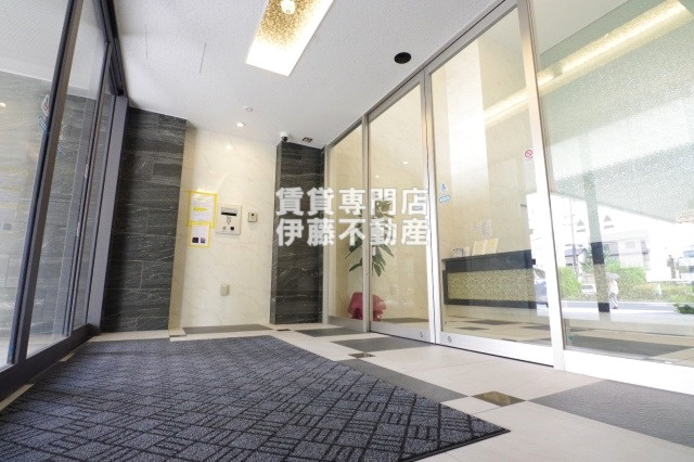 Ceres志賀本通のエントランス