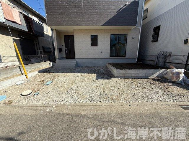 平塚市田村1丁目  新築戸建　の駐車場|11月17日撮影　外構工事中　現地外観