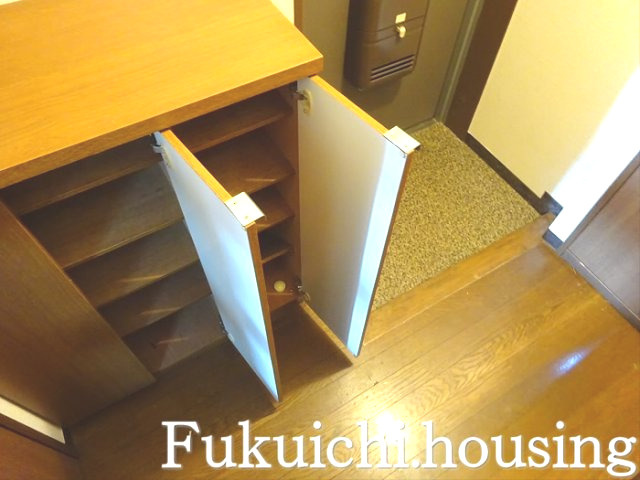 フェニックス明大前の玄関