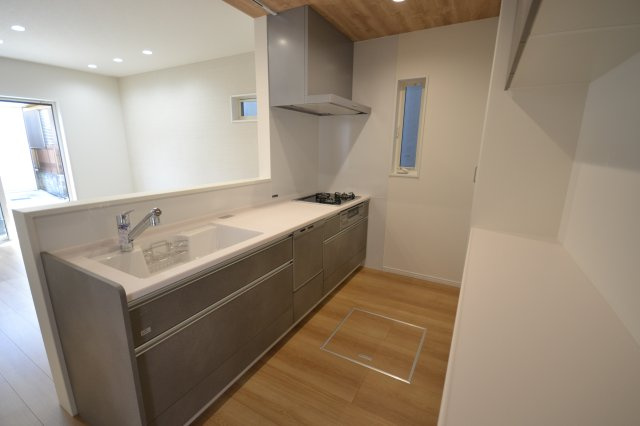 岸和田市下野町5丁目　新築戸建のキッチン|リビングで遊ぶお子様を見守りながらお料理ができる対面キッチン！！