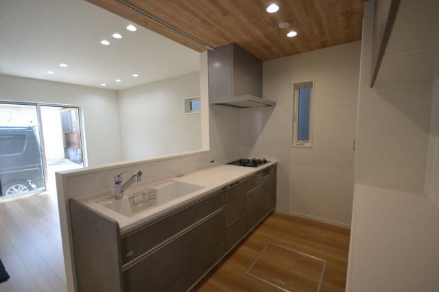 岸和田市下野町5丁目　新築戸建のキッチン|床下収納もあり☆彡