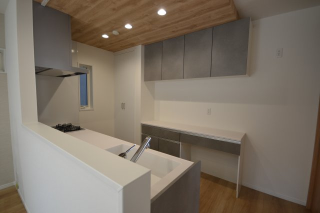 岸和田市下野町5丁目　新築戸建のキッチン|広々キッチンでパントリーもあり☆★