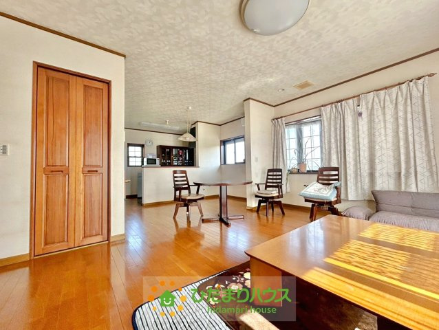 久喜市吉羽　中古一戸建ての居間・リビング