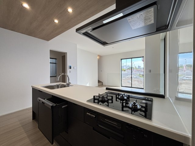 MELDIA千種区自由ヶ丘115①｜名古屋市の戸建ならホームアップのキッチン|キッチンには食器洗浄乾燥機完備